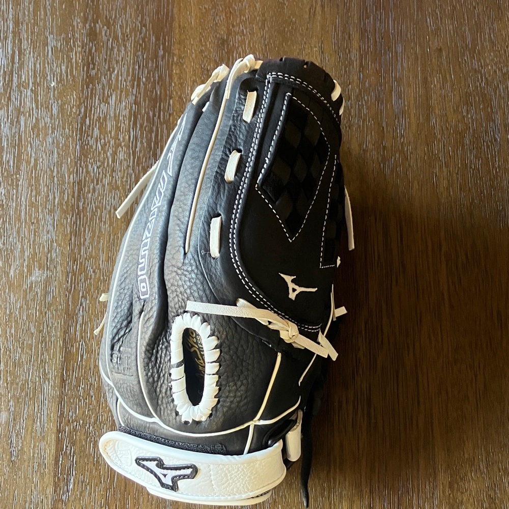 Mizuno Black and White softball Glove